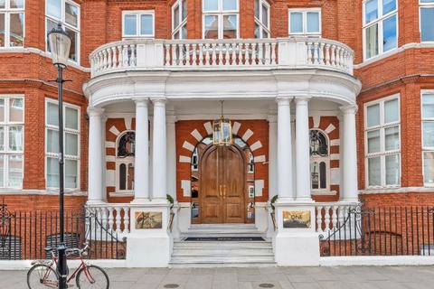 2 bedroom apartment to rent, Hans Crescent, SW1X