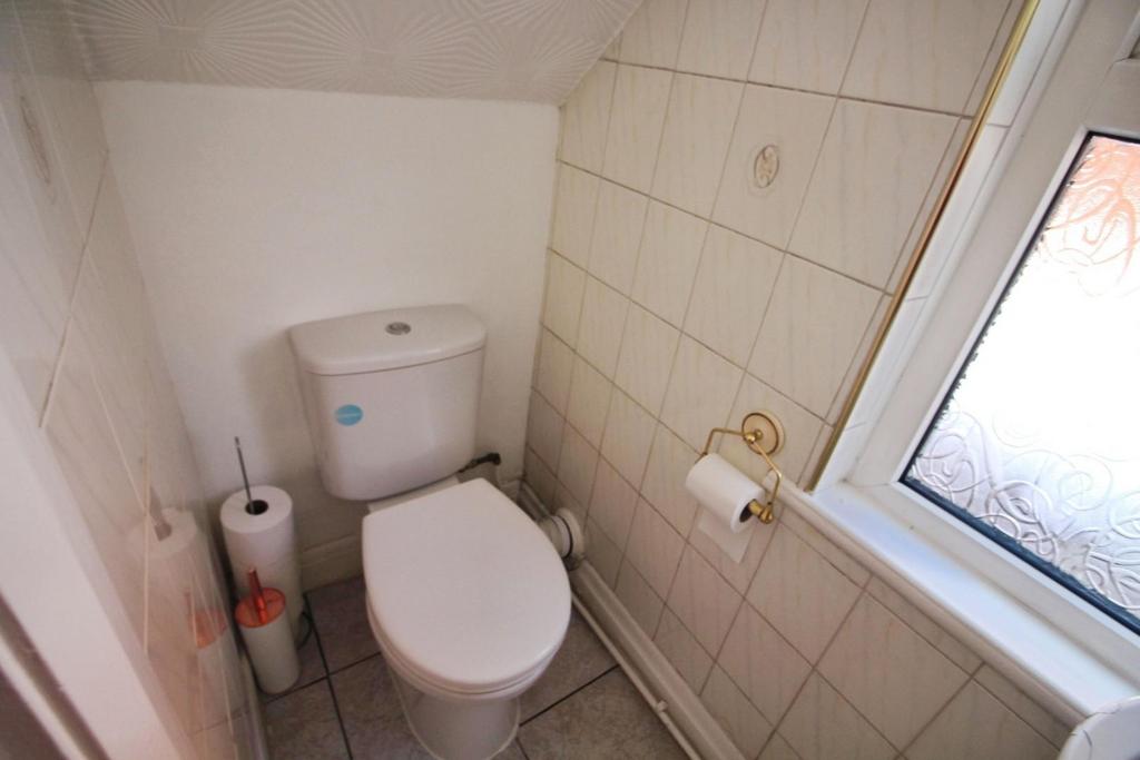 Downstairs toilet.JPG