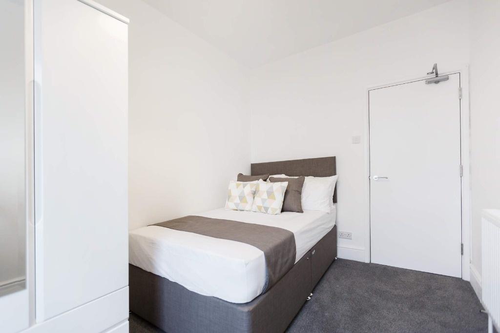 This beautifully designed double bedroom featur...