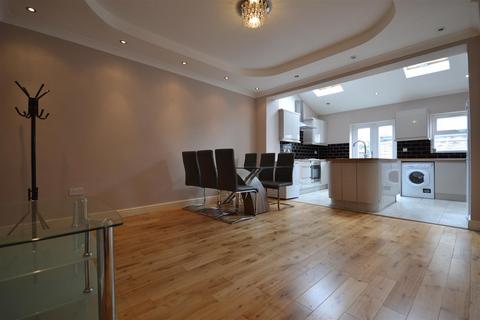 4 bedroom terraced house to rent, Luton Road, London E17
