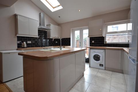 4 bedroom terraced house to rent, Luton Road, London E17
