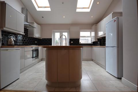 4 bedroom terraced house to rent, Luton Road, London E17