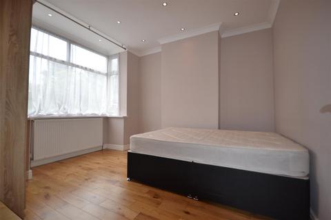 4 bedroom terraced house to rent, Luton Road, London E17