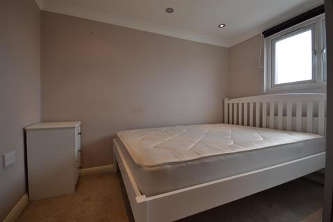 4 bedroom terraced house to rent, Luton Road, London E17