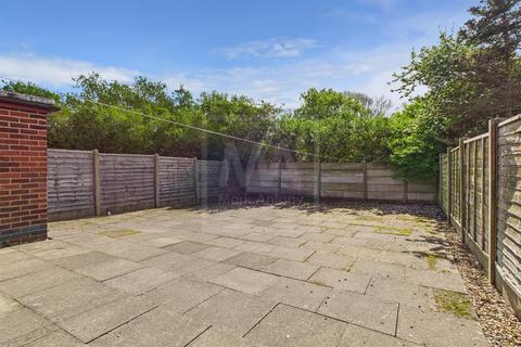 3 bedroom semi-detached house to rent, Capesthorne Road, Warrington