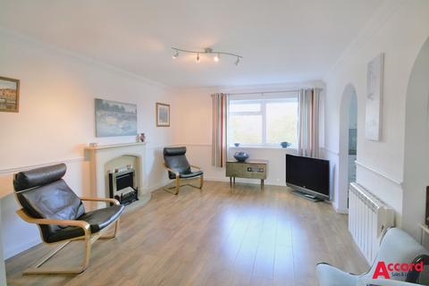 2 bedroom flat to rent, Station Road, West Horndon, CM13