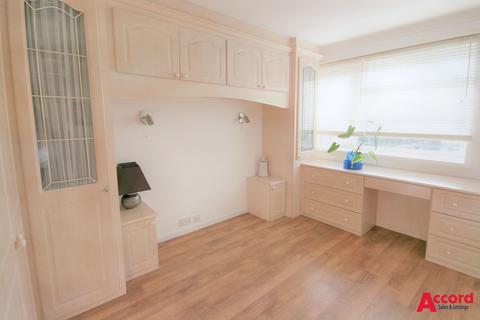 2 bedroom flat to rent, Station Road, West Horndon, CM13