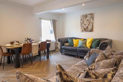 3 bedroom flat for sale, Ancaster Square, Llanrwst
