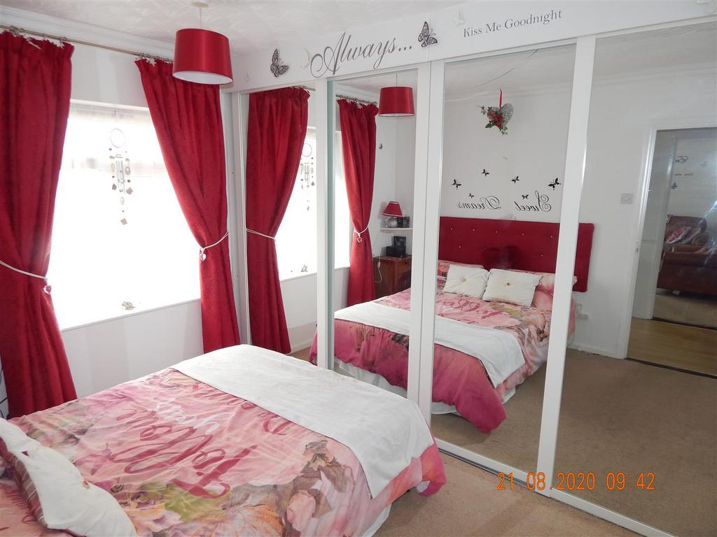 Bedroom to the front