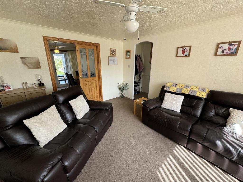 Lounge 1.jpg