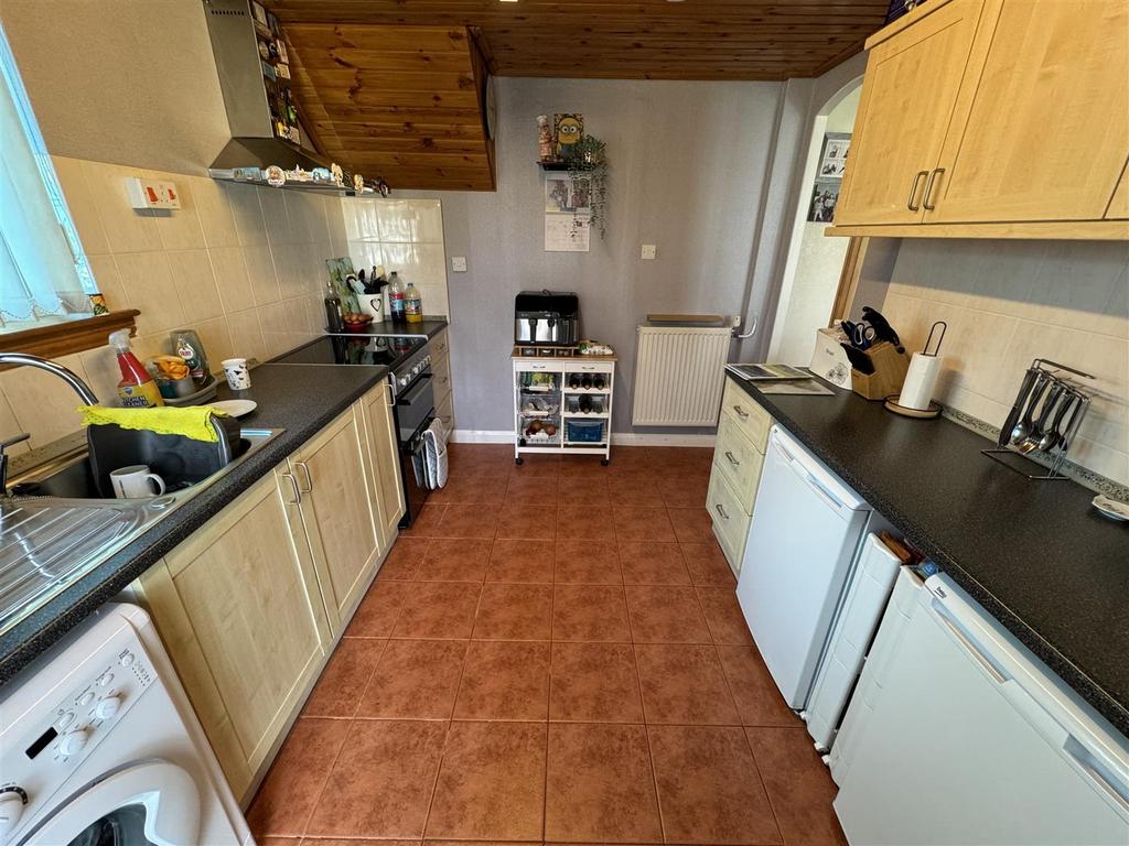 Kitchen 2.jpg