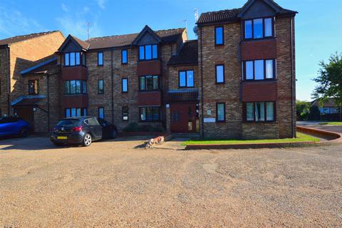 Studio to rent, Franklin Avenue, Slough