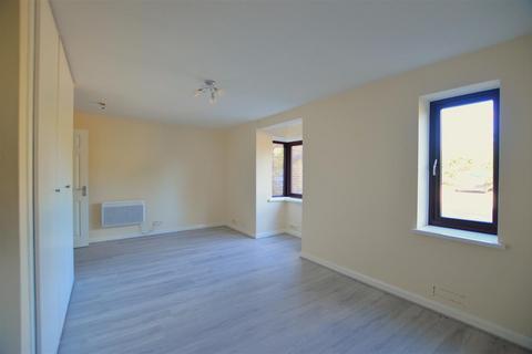Studio to rent, Franklin Avenue, Slough