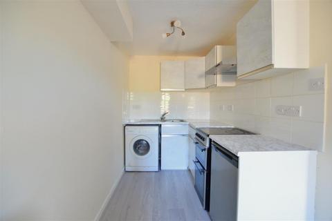 Studio to rent, Franklin Avenue, Slough