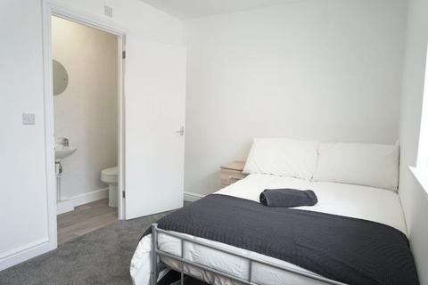 1 bedroom in a house share to rent, Oldbury B68