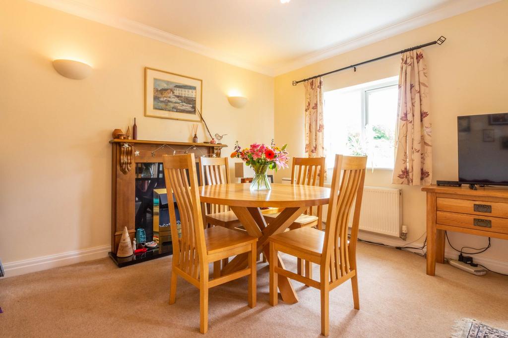 Sitting/dining room