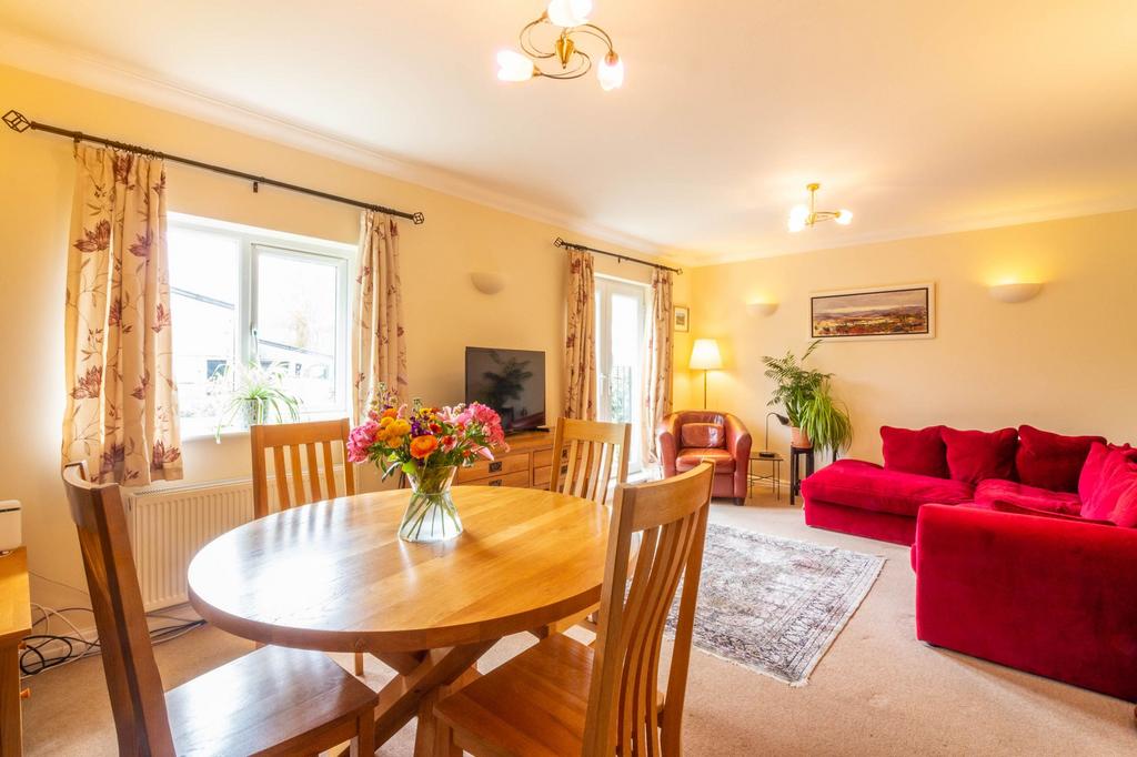 Sitting/dining room