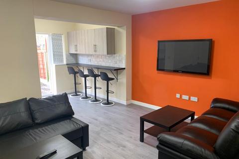 7 bedroom semi-detached house to rent, Crescent Range, Manchester M14