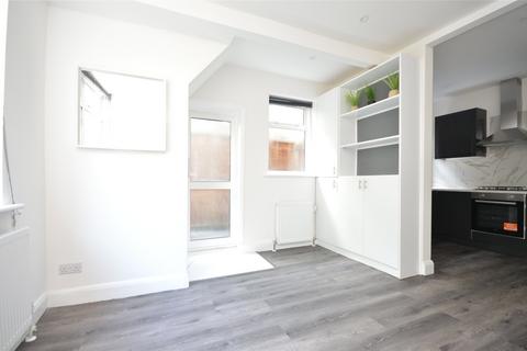 2 bedroom maisonette to rent, Fernthorpe Road, London SW16