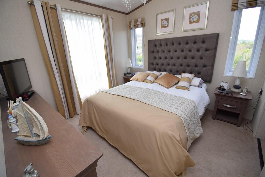 Bedroom, 1.JPG