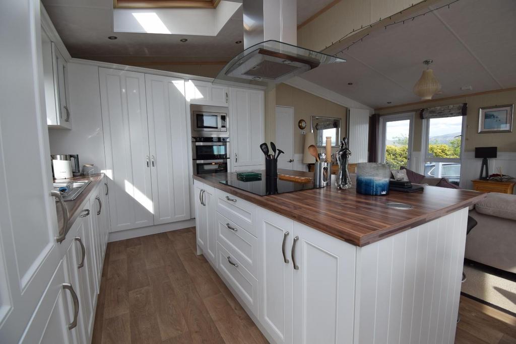 Kitchen (2).JPG