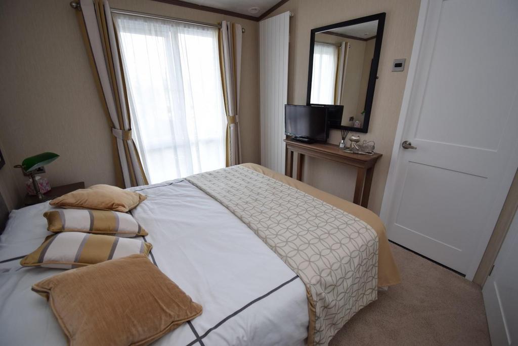 Bedroom 2.JPG