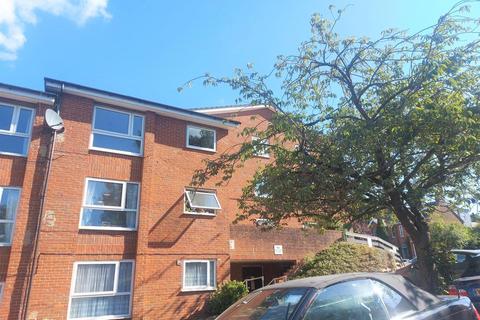 2 bedroom flat to rent, Bushey Grove Road, Bushey WD23