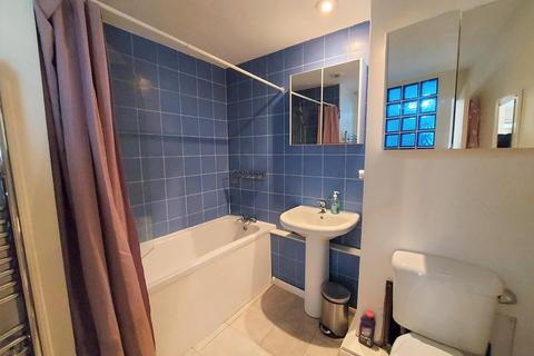 2 bedroom flat to rent, Bushey Grove Road, Bushey WD23