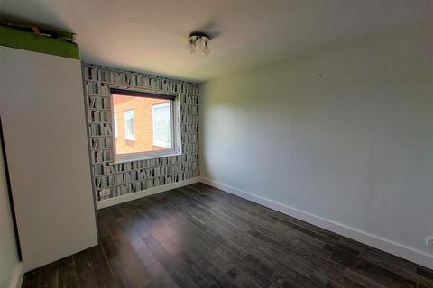 2 bedroom flat to rent, Bushey Grove Road, Bushey WD23