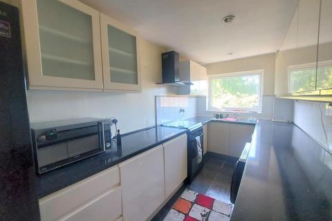 2 bedroom flat to rent, Bushey Grove Road, Bushey WD23