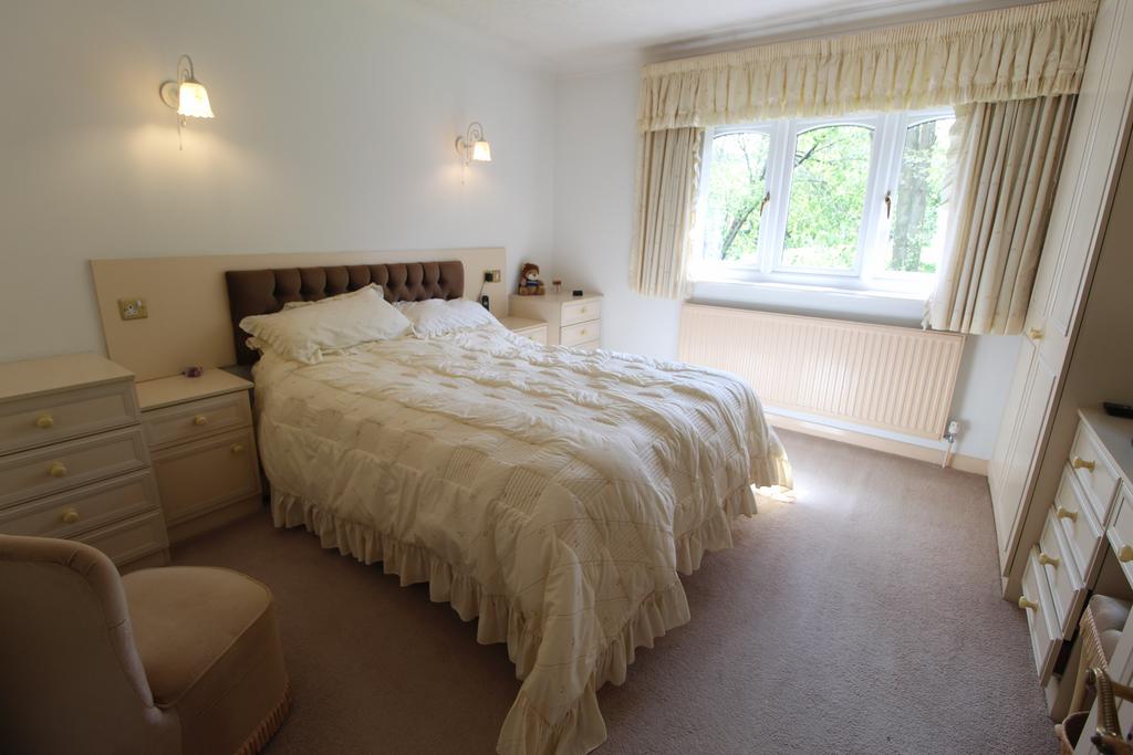 R Bed 1.jpg