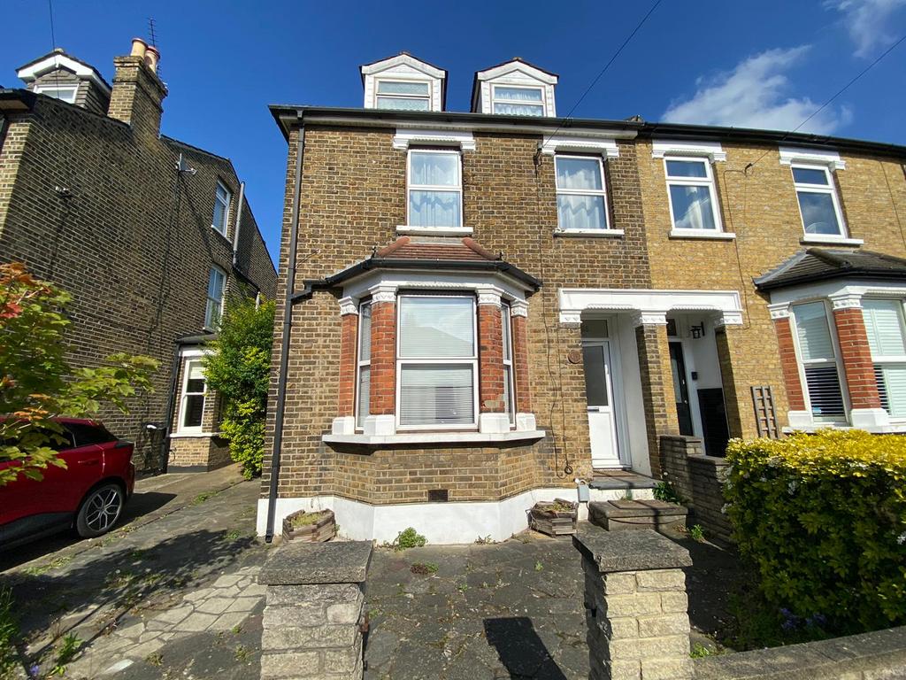 Princes Road Romford RM1 2SR 4 bed semi-detached house - £2,700 pcm (£ ...