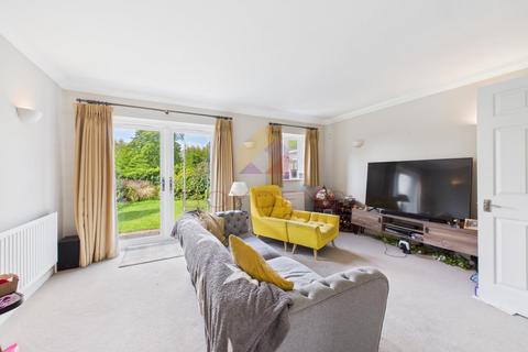 12 Barnfield, Feering, Colchester, CO5 9HP