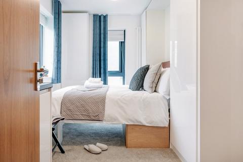 Studio to rent, Queens Drive