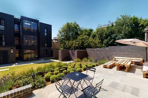 Studio to rent, Queens Drive