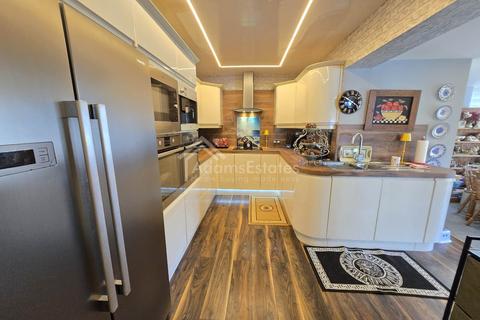4 bedroom detached house for sale, Nixon Close, Dewsbury