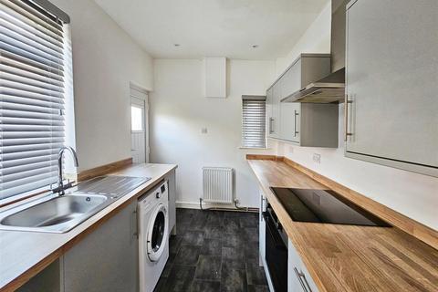 3 bedroom semi-detached house to rent, Bolton Drive, Bradford BD2