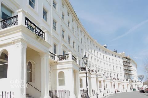 Studio to rent, Adelaide Crescent Hove BN3