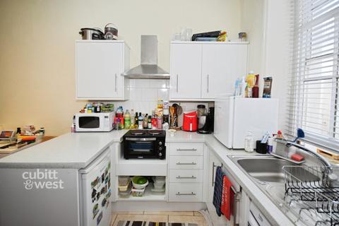 Studio to rent, Adelaide Crescent Hove BN3