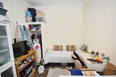 Studio to rent, Adelaide Crescent Hove BN3