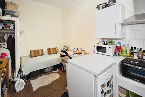 Studio to rent, Adelaide Crescent Hove BN3