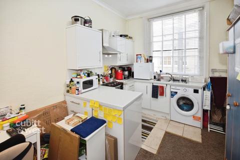 Studio to rent, Adelaide Crescent Hove BN3