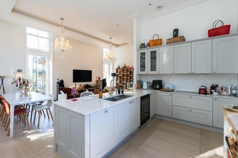 3 bedroom flat for sale, Chambers Park Hill, London, SW20