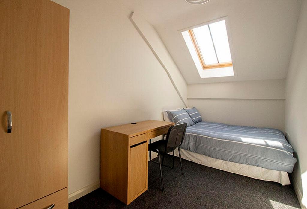 A cozy double bedroom featuring a comfortable b...