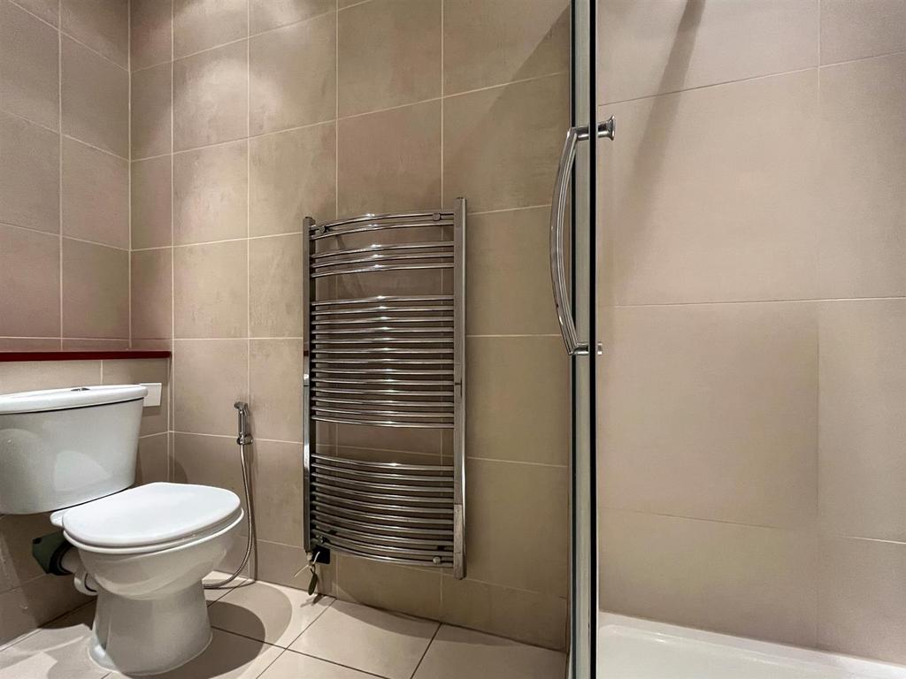 Bathroom 2 (1 of 1).jpg
