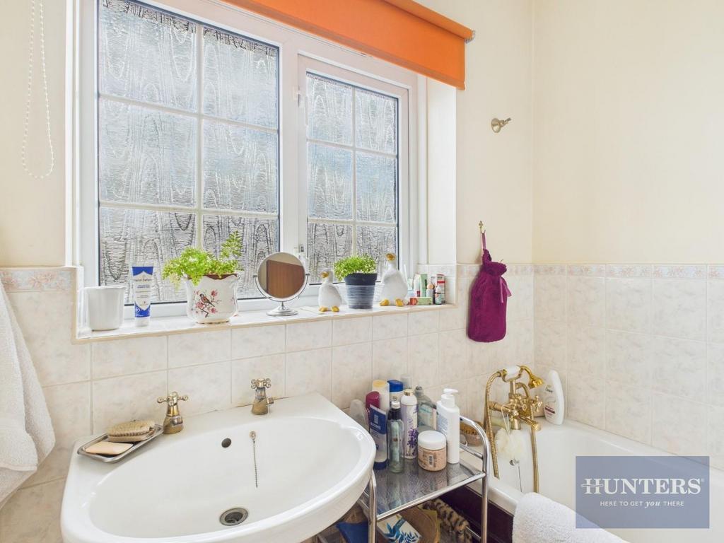 Bathroom (F1)