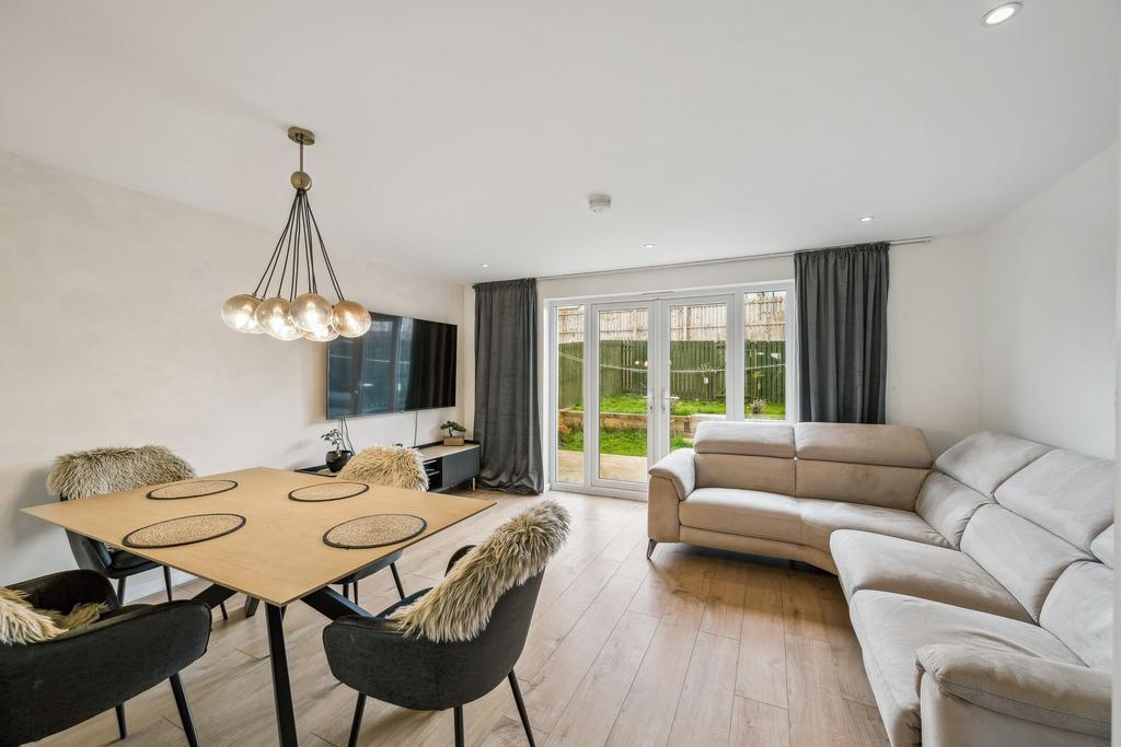 Lounge / Dining Area