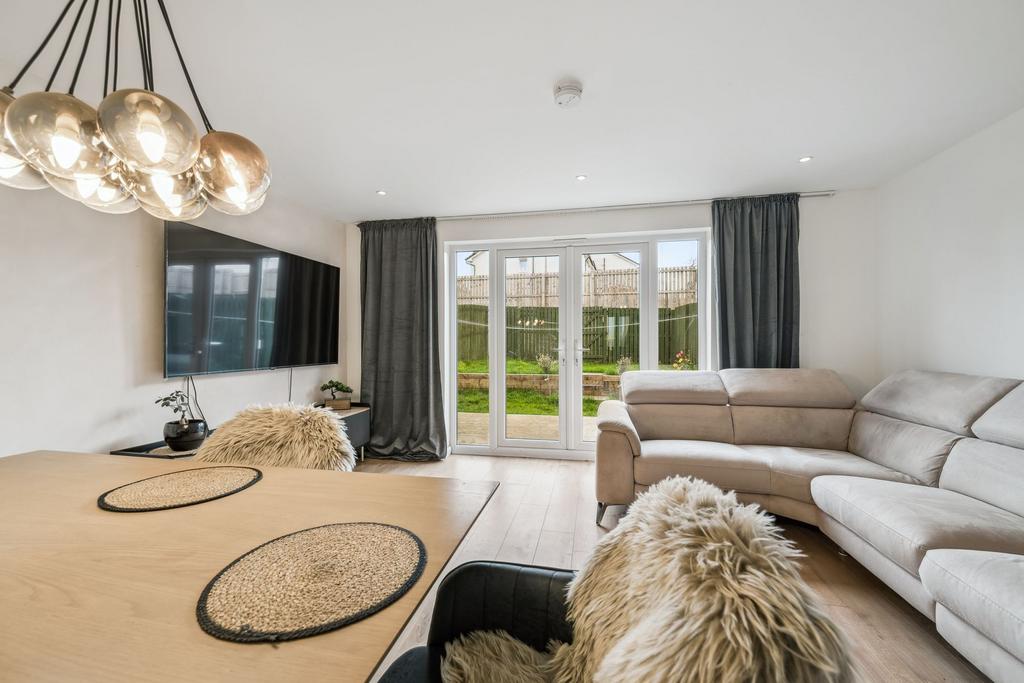 Lounge / Dining Area