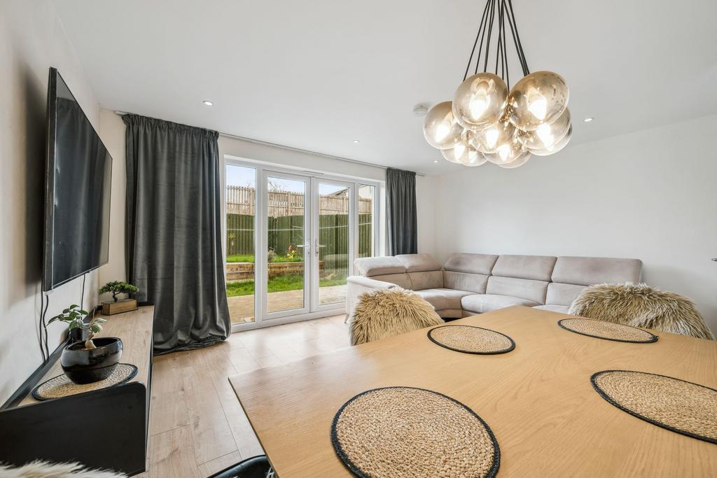 Lounge / Dining Area