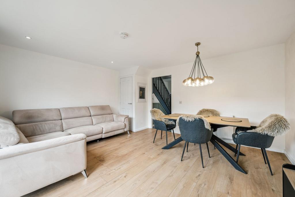 Lounge / Dining Area